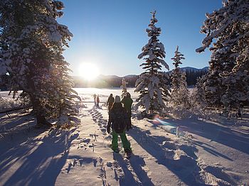 Schneeschuhwanderer im verschneiten Yukon