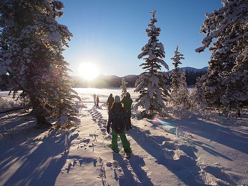 Schneeschuhwanderer im verschneiten Yukon