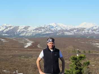 Mann vor dem Mount Denali