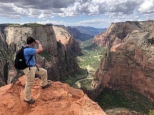 Wanderer genießt den Blick in den Zion Nationalpark