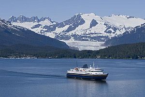 Schiff in einer Bucht vor Alaska, Marine Highway