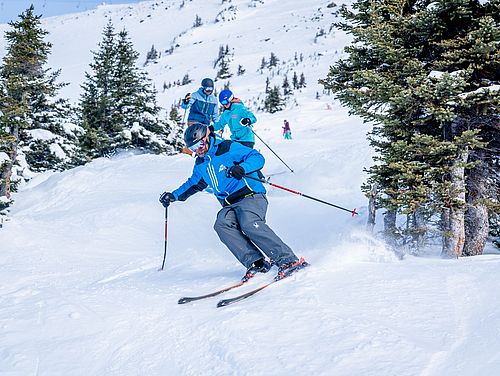 Skifahrer am Berg © John Price