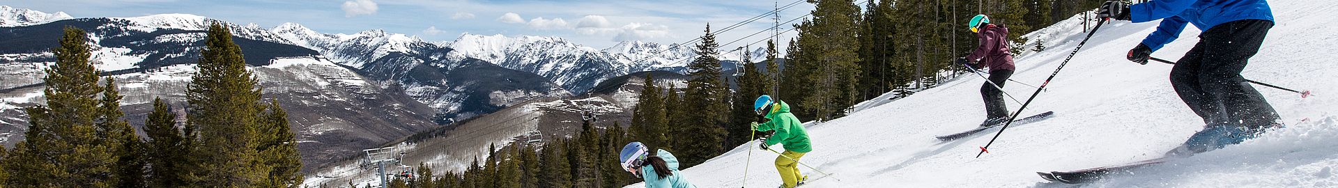 Gruppe von Skifahrern bei der Abfahrt in Colorado, USA