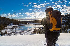 Person blickt vom Berg auf den Yellöwstone Nationalpark im Winter