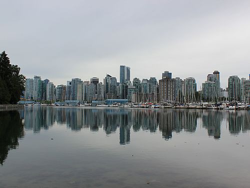 Blick auf die graue Skyline von Vancouver