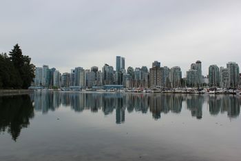 Blick auf die graue Skyline von Vancouver