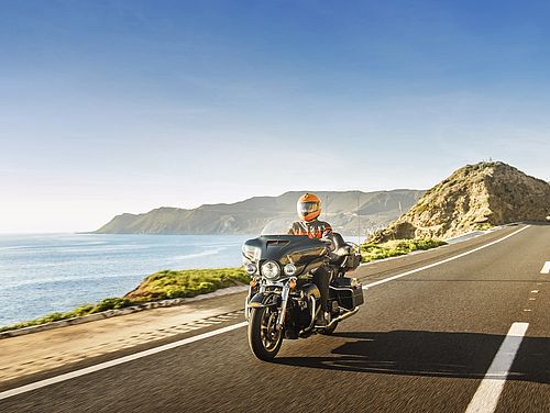Fahrt mit dem Motorrad entlang der Küste
