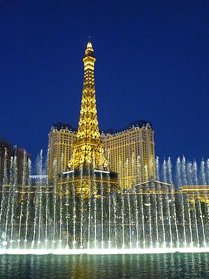 Wasserfontänen bei Nacht vor dem beleuchteten Bellagio Hotel in Las Vegas