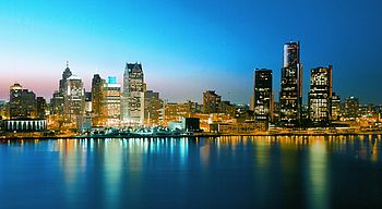 Blick auf die Skyline von Detroit in der Nacht