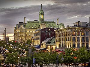 Platz Place Jacques-Cartier und Rathaus Hôtel de Ville in Montréal