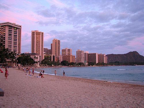 Sonnenuntergang am Waikiki Beach in Honolulu auf der Hawaii-Insel O'ahu