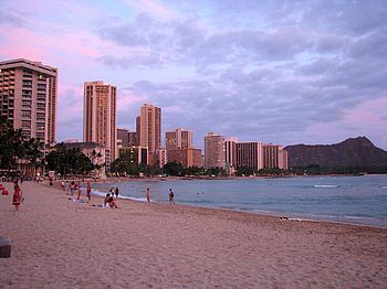 Sonnenuntergang am Waikiki Beach, Honolulu (Insel O'ahu) Sonnenuntergang am Waikiki Beach in Honolulu auf der Hawaii-Insel O'ahu