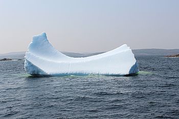 Schwimmender Eisberg im Meer