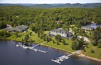 L’Auberge du Lac a L’Eau Claire, Saint Alexis des Monts Blick auf das Hotel L’Auberge du Lac a L’Eau Claire in den Wäldern bei Saint Alexis des Monts