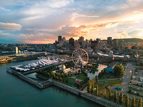 Blick auf Montréal mit Riesenrad, altem Hafen, Altstadt und moderner Skyline