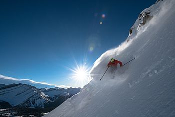 Skifahrer in Schneewolke © Reuben Krabbe